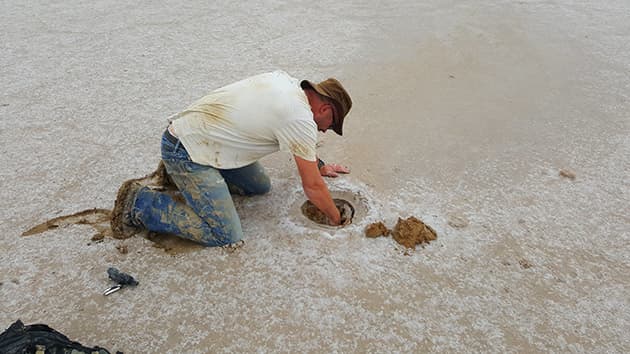Meteorite search at Lake Eyre hole digging for the meteorite