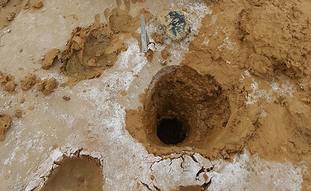 Meteorite search at Lake Eyre hole and meteorite