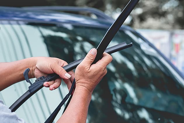 Fitting a new wiper blade to a windscreen wiper arm