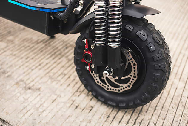 Dual spring suspension on an e-scooter