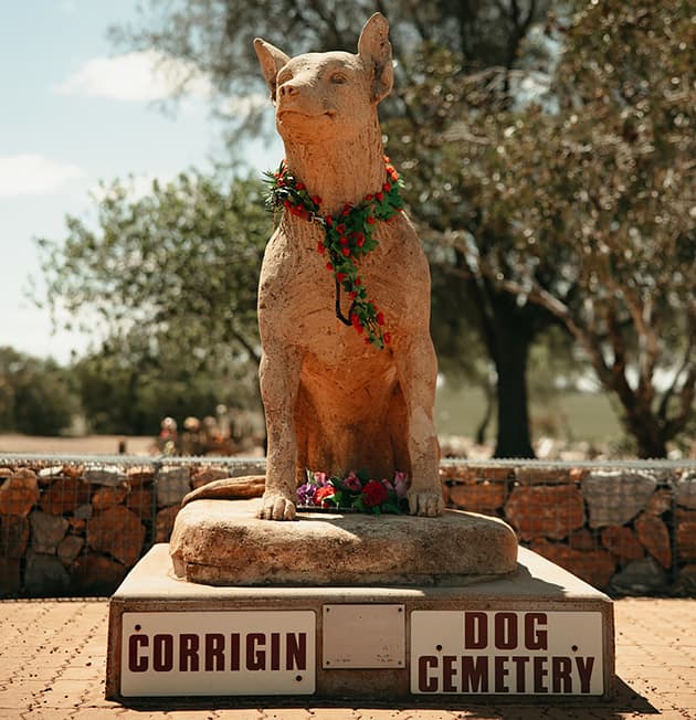 Sculpture of a dog with a plaque underneath that reads 'Corrigin Dog Cemetery'