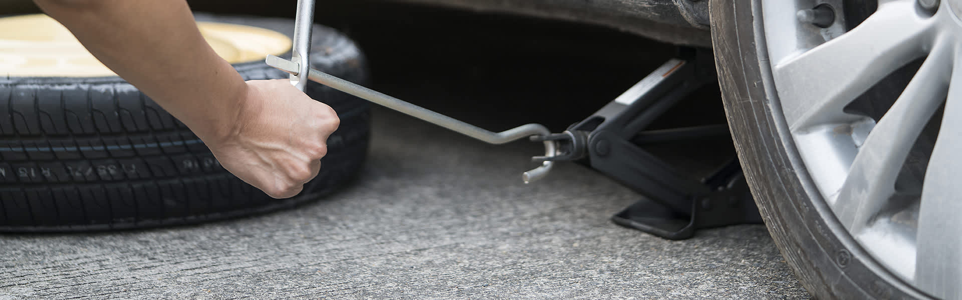 Changing a flat tyre