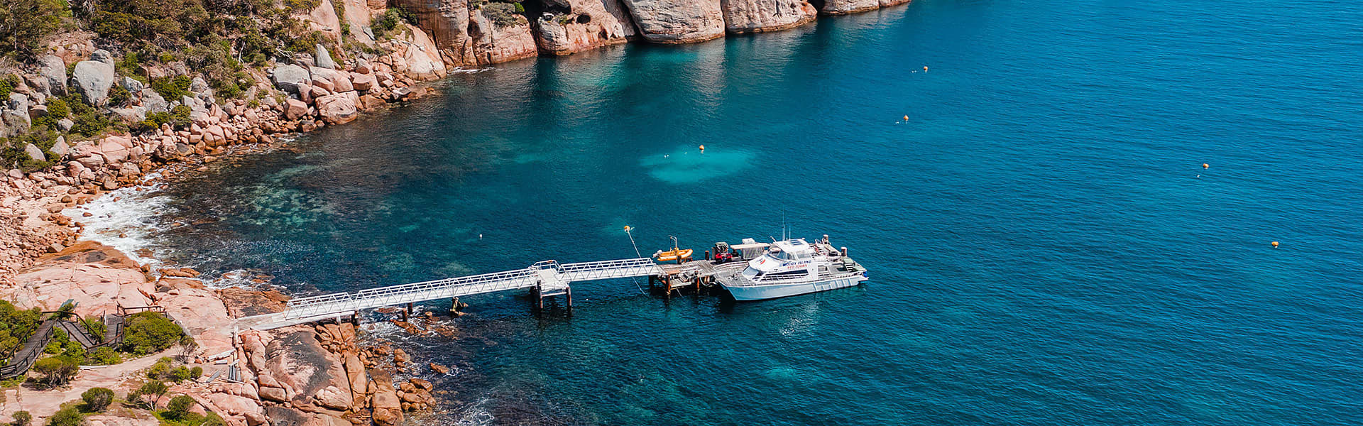 Woody Island Eco Tour boat taking passengers to Woody Island jetty