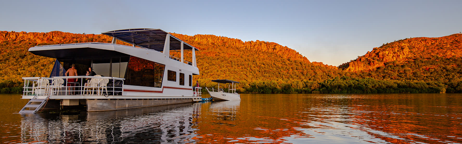 Image of a houseboat
