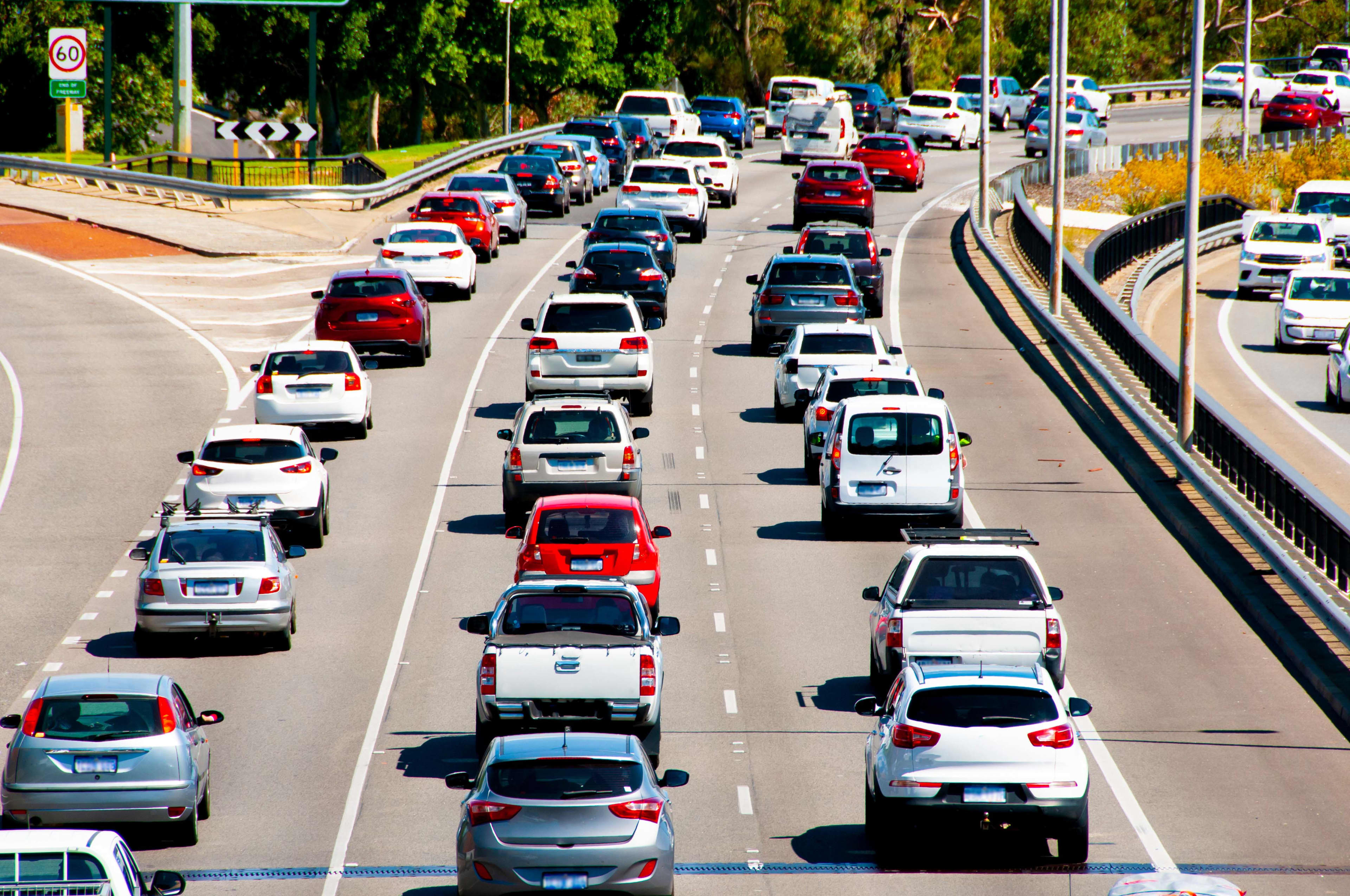 Peak hour traffic on Kwinana Freeway