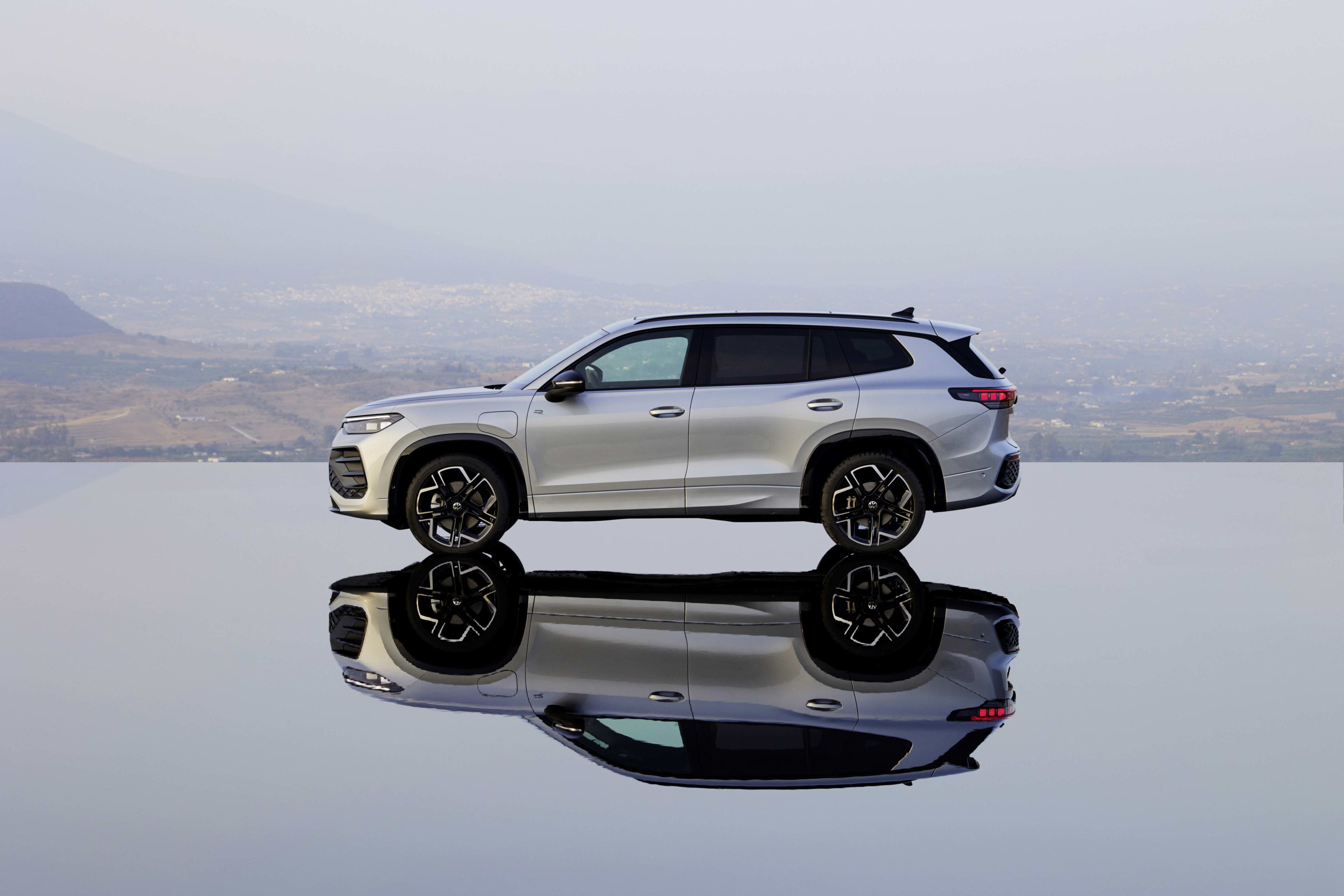 A silver Volkswagen Tayro on a mirrored surface