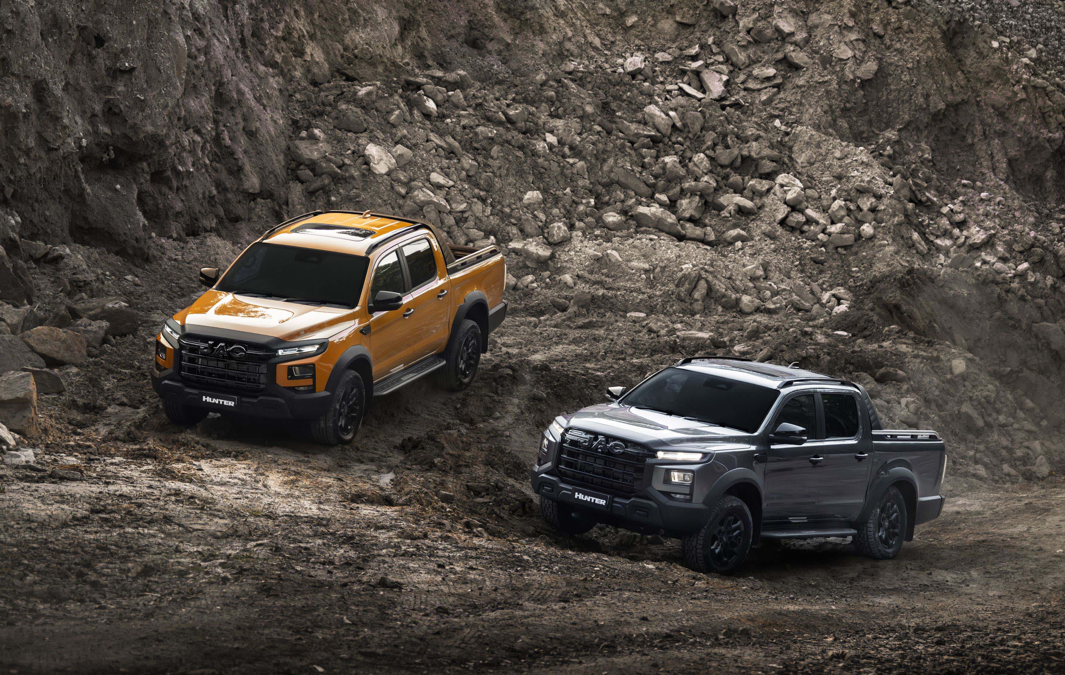 2 JAC-Hunter PHEV utes on rocky ridge
