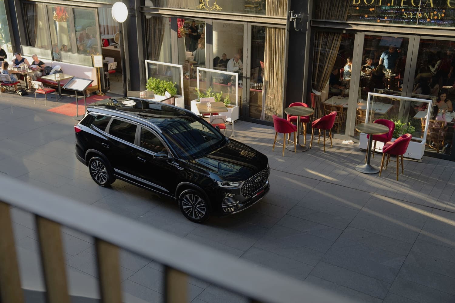 A black 7-seat Chery TIGGO 8 SUV