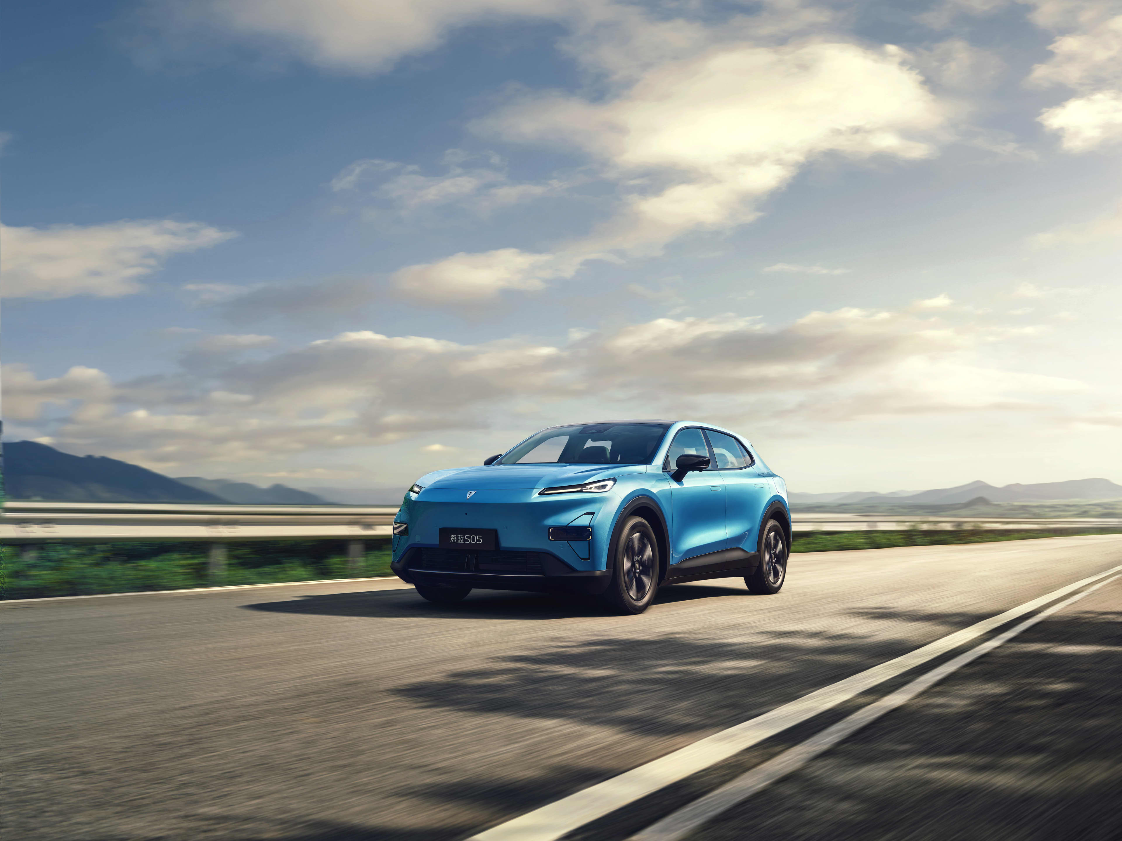 A blue Deepal_s05 phev_1 on a country road
