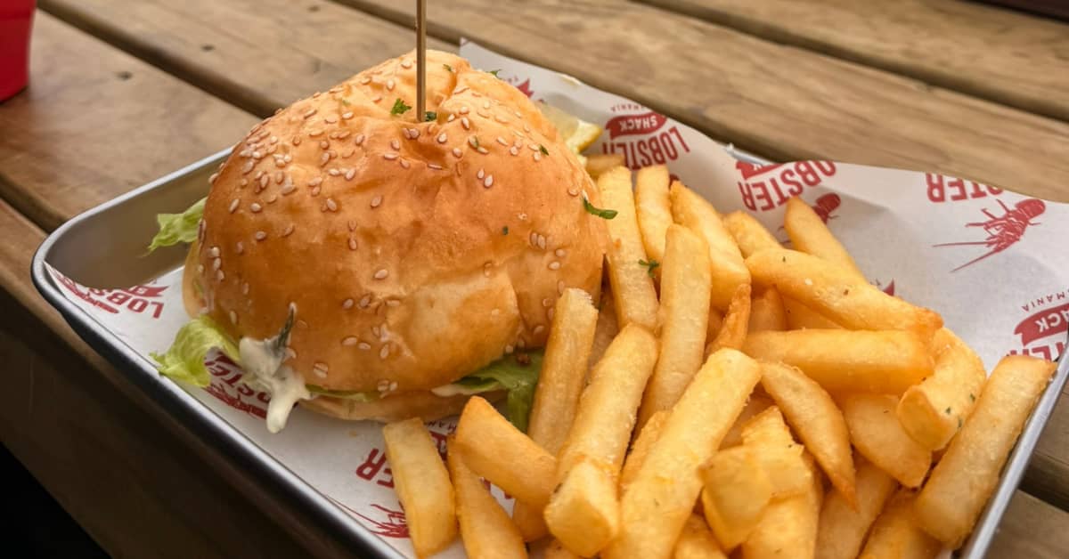 Lobster roll with chips on tray