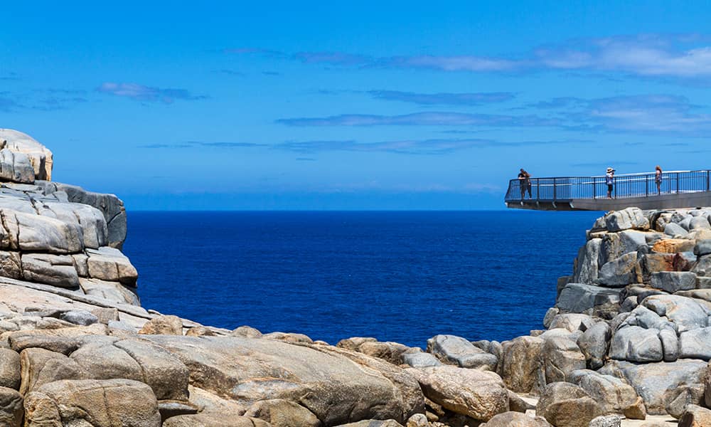 Image of the ocean and rocks