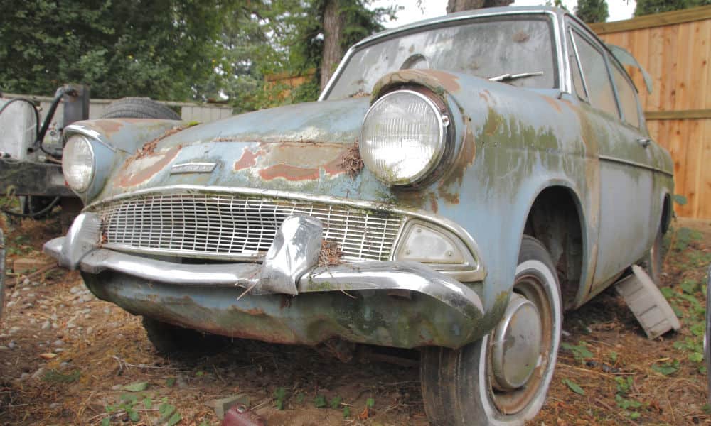 An old rusty vintage car