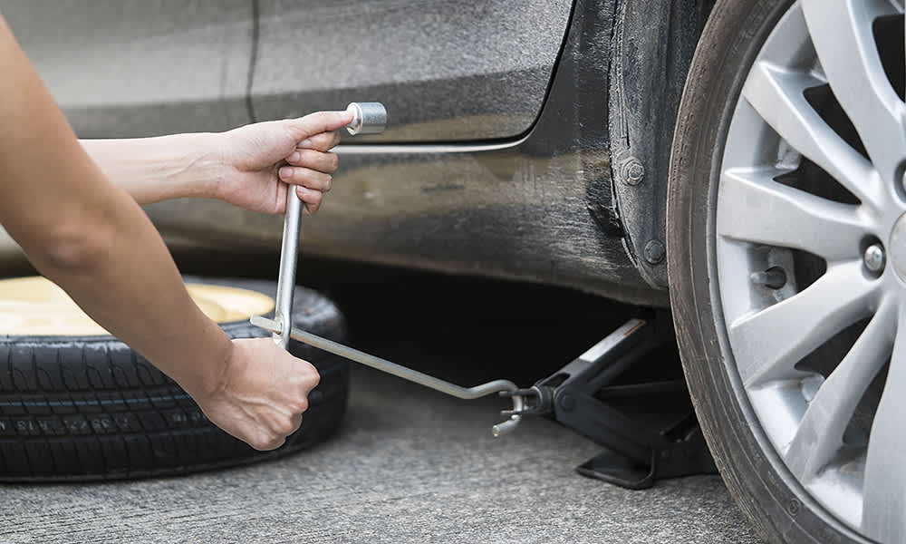 Changing a flat tyre