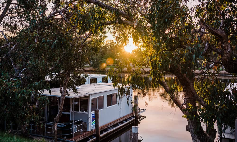 Image of a houseboat